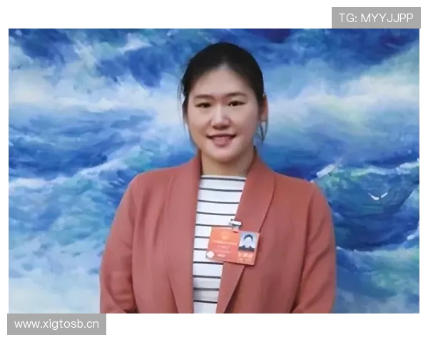 叶诗文泳池边瘫那一刻，比谁都像刚脱戏的主角啊