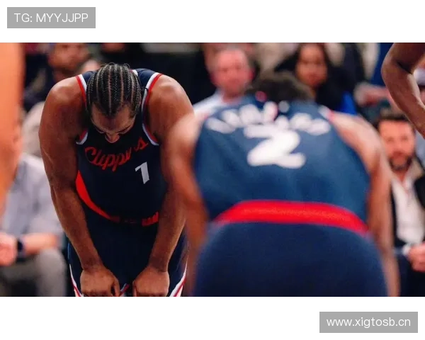 哈登居然在豪宅厨房做饭？隔壁邻居都愣了，这生活也太不像篮球明星了吧！